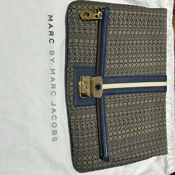Practically NEW Marc by Marc Jacobs clutch! - Picture 2 of 5